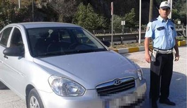 8. Полицейский, одолживший девушке свою машину после того, как узнал, что она ехала встречать своего парня из армии. Ранее он запретил автомобилю, принадлежавшему ей, продолжать движение.