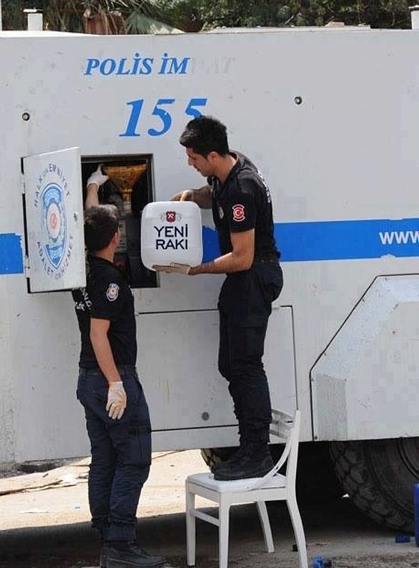 4. Polis Müminleri Dağıtmak İçin Alkollü Su Sıkıyor İddiaları
