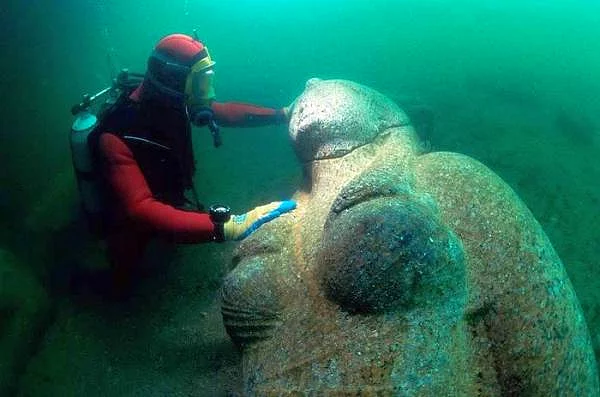 Deniz Altında Bozulmadan Günümüze Gelen Eski Mısır Heykelleri Keşfedildi