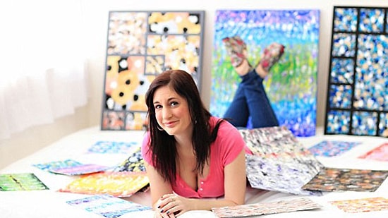 Göğüsleriyle Resim Yapıyor