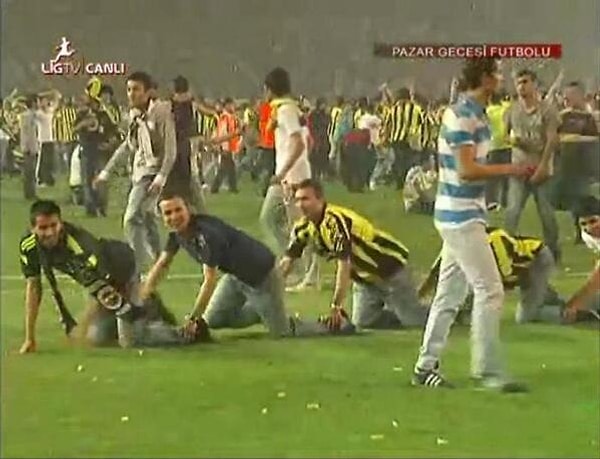 9. Şampiyon olduklarını sanan Fenerbahçeli taraftarların timsah yürüyüşü yapması