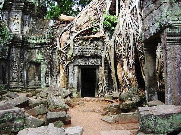 13. 13- Angkor Wat, Kambodya  Angkor Wat, dünyadaki en büyük Hindu tapınağı ve dini anıtıdır. Tapınak, daha sonra Kambodya’nın simgesi haline geldi ve milli bayrağında yer almıştır.