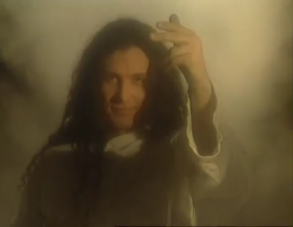 İçinde Başka Ünlülerin de Oynadığı, Sizi Çok Şaşırtacak 20 Nostaljik Klip