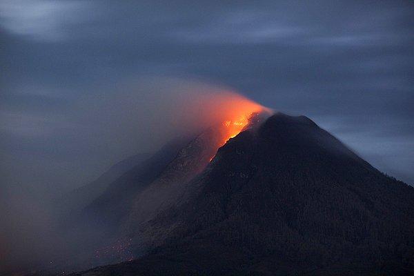 Sinabung, Endonezya'daki 130 aktif yanardağdan sadece bir tanesi
