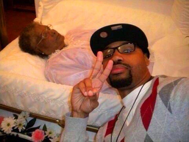 4. Selfie çekmek için GrandMA'sının ölmesini bekleyen adam