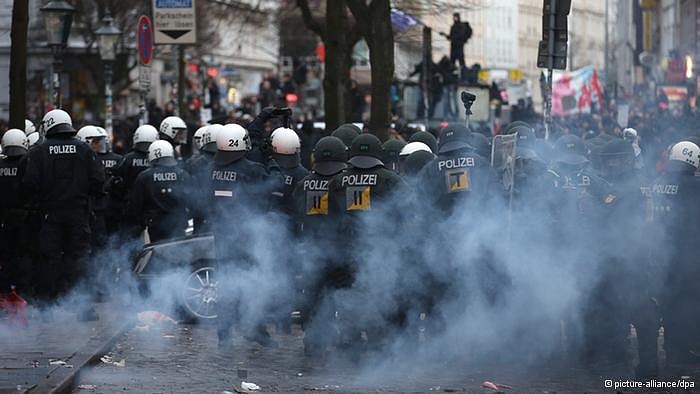 Hamburg'da Gerginlik Sokaktan Siyasete Taştı