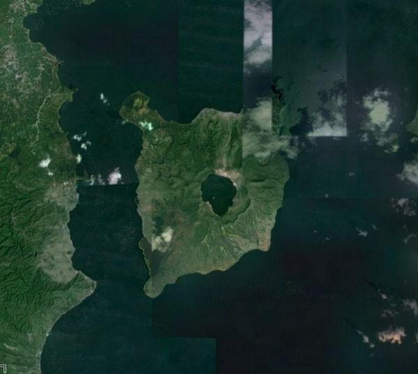 Taal Gölü'nün içindeki ada, Taal Adası (Taal volkanı olarak da biliniyor), tepesinde bir krater gölü var..