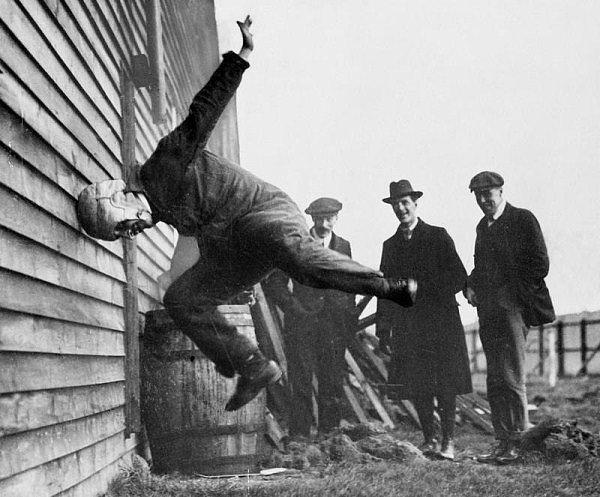 1912 yılında amerikan futbolu kaskları test edilirken
