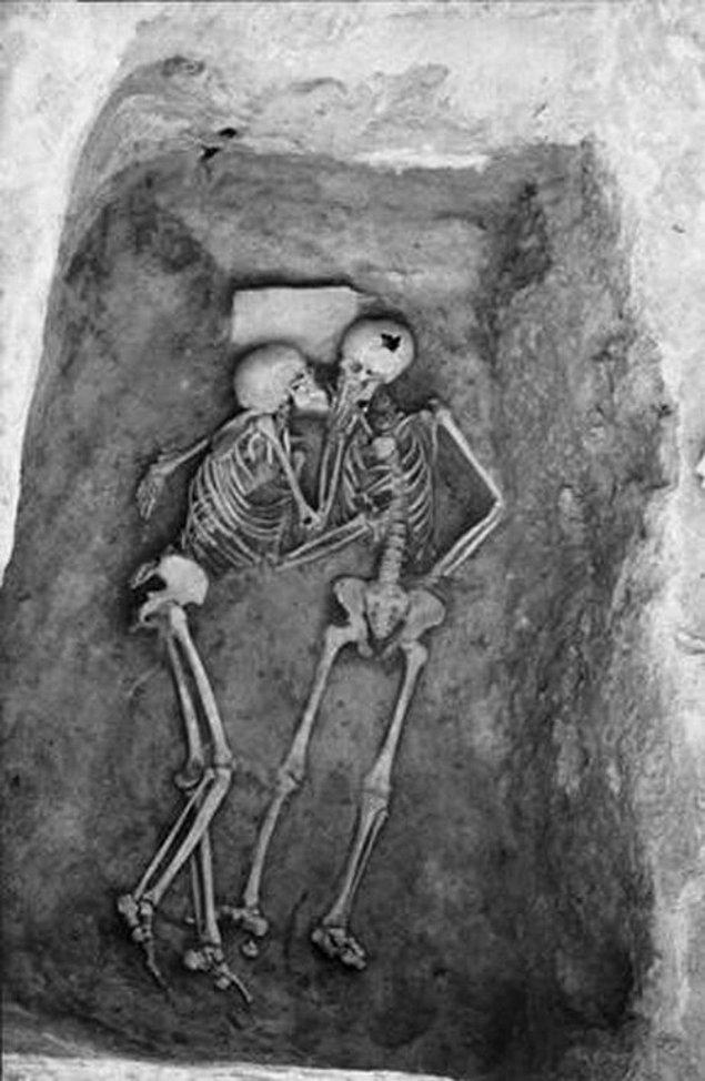 6000 yıl önce İran'da gömülen iki kişinin kemikleri