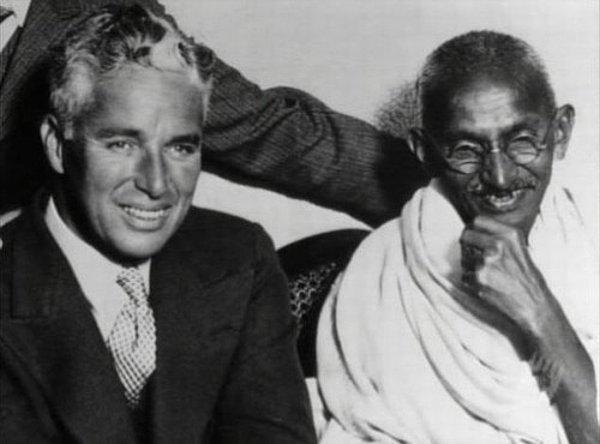 Charlie Chaplin ve Mahatma Gandhi birlikte fotoğraf cekilirken
