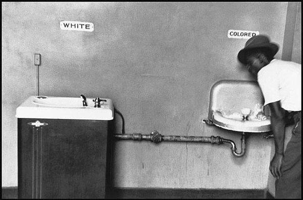 1950lerde ABD Kuzey Carolina eyaletinde zencilerle beyazların aynı musluktan su içmelerinin yasak olduğu zamanlar
