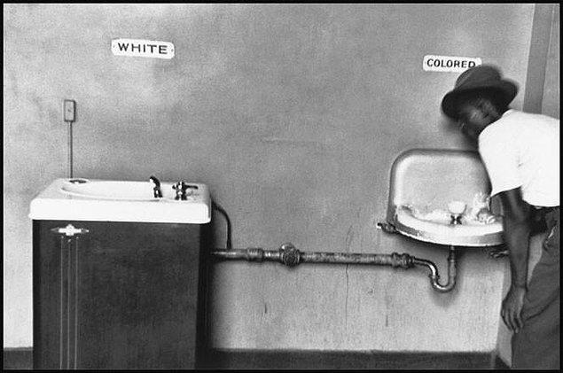 1950lerde ABD Kuzey Carolina eyaletinde zencilerle beyazların aynı musluktan su içmelerinin yasak olduğu zamanlar