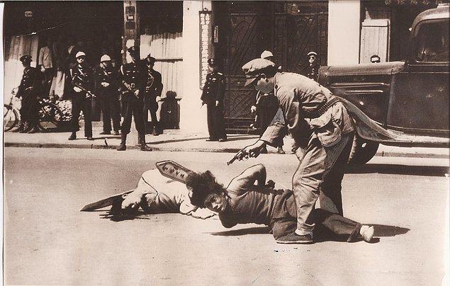 1949 yılında Çin'de rejim aleyhtarları sokak ortasında öldürülüyor
