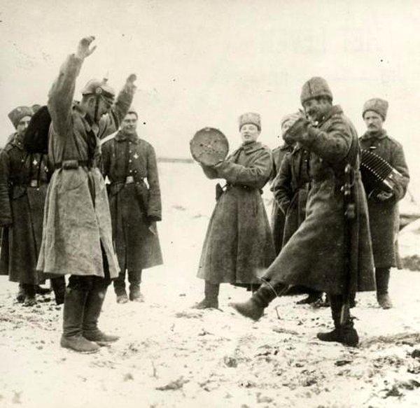 1915 yılında Rus askerleri alman savaş esirlerine rus dansı öğretiyor