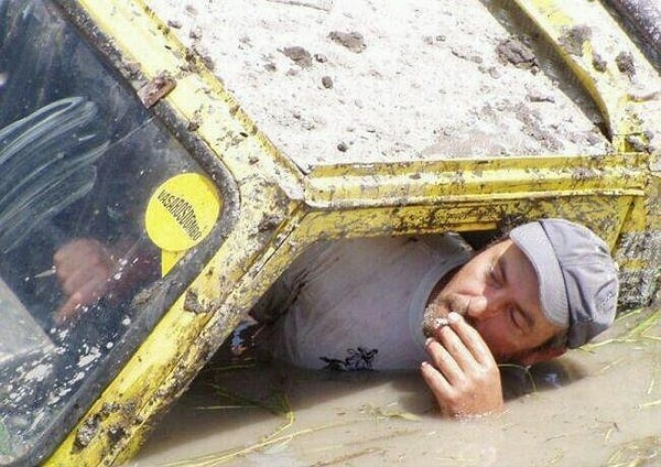 1. Закурю-ка я сигаретку, пока грузовик полностью не утонул.