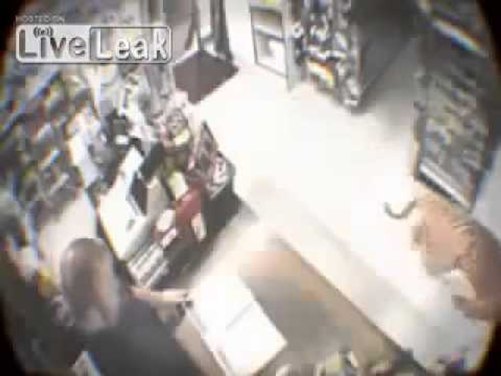 Markete Giren Kaplan!