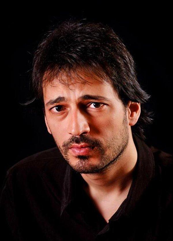 6. Türkiye'de en iyi "Sigarasından otlanılan adam hüznü" mimiğini yapan efsanevi aktör.