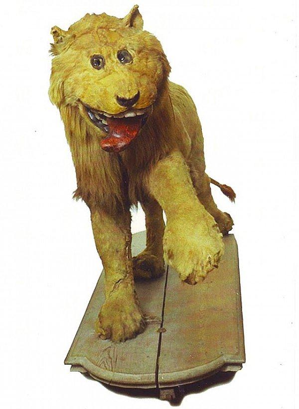 4. 1731 yılında isveç kralı öldürdüğü aslanı heykeltraşa vermiş. ilk defa aslan gören heykeltraş ta bu aslan heykelini yapmış