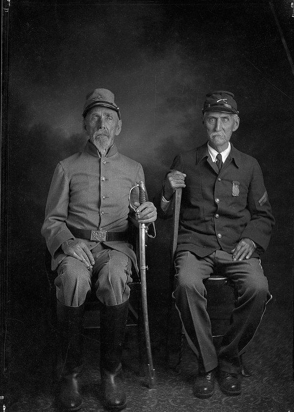 6. amerikan iç savaşında birbiriyle savaşmış iki kardeş. 1910 yılında savaştan sonra beraber foto.