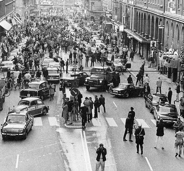 9. 3 eylül 1967 isveç te arabalardaki direksiyonlar soldan sağa geçtiğinde ortaya çıkan foto
