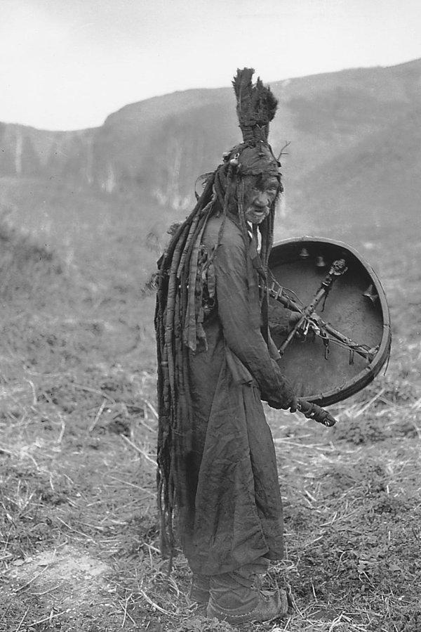 10. 1909 yılında moğolistanda çekilmiş bir şamanist fotosu