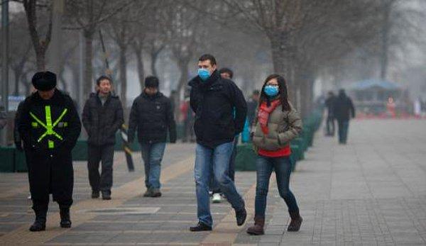 İnsanlar sokaklarda maskeyle dolaşıyorlar