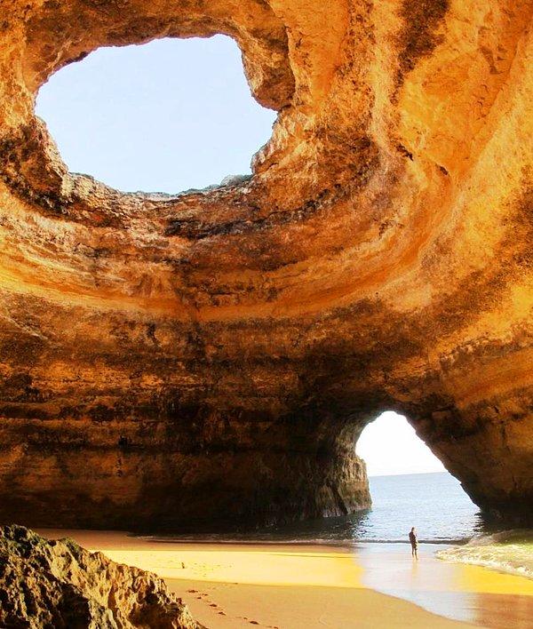 30. Portekiz sahilinde ki deniz mağarası