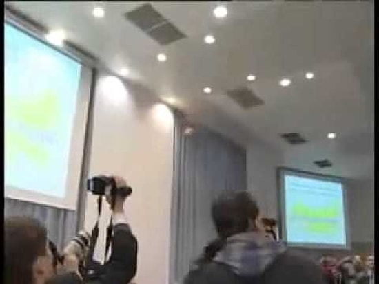 Ciddi Bir Toplantıyı Uçan Dildo İle Sabote Etmek