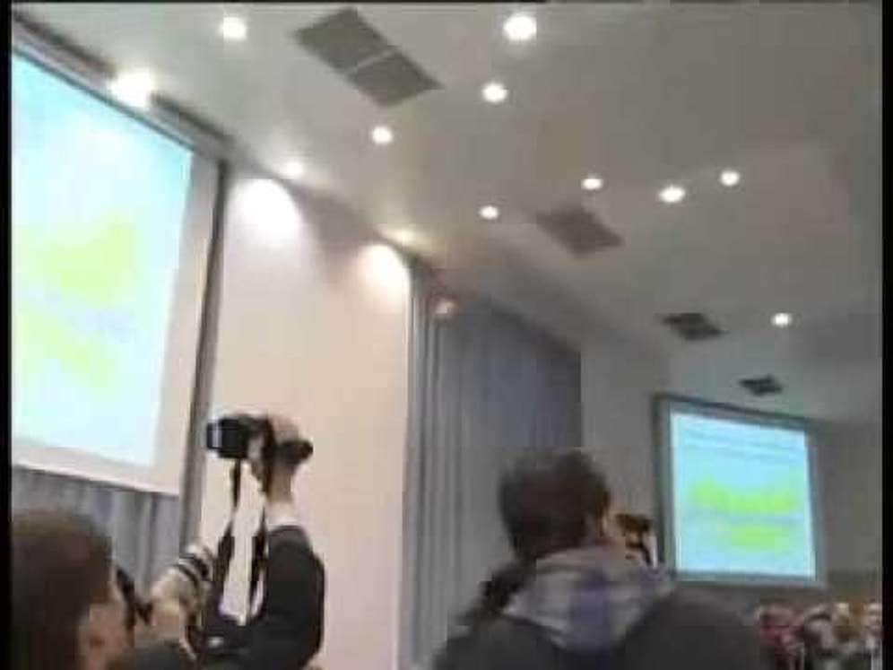 Ciddi Bir Toplantıyı Uçan Dildo İle Sabote Etmek