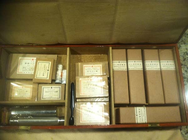 5. Kapağın altı ağzına kadar ilaç ve ameliyat ekipmanlarıyla doluydu.