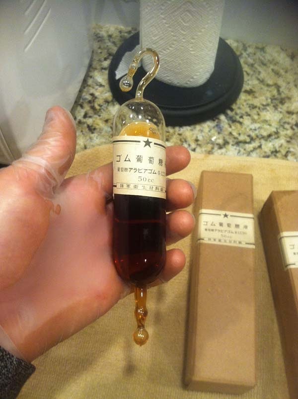 8. Sandığın içindekilere çok özenli davrandı ve hepsini eldivenle tuttu.