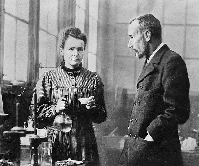 Marie Curie'nin çalışma notları hala aşırı derecede radyoaktiftir. Bu yüzden özel izin, ve özel kıyafetlerle görülebilir