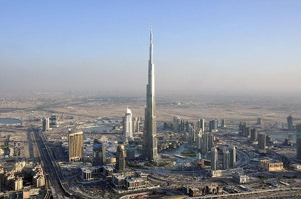 15. Dubai'deki Burj Khalifa gökdeleni o kadar yüksektir ki, Güneş'in doğuş ve batışını 2'şer kez izleyebilirsiniz.