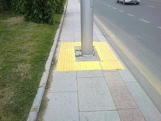 Görme Engellilerin Hayatını Kolaylaştıramadığımızı Gösteren 13 Fotoğraf