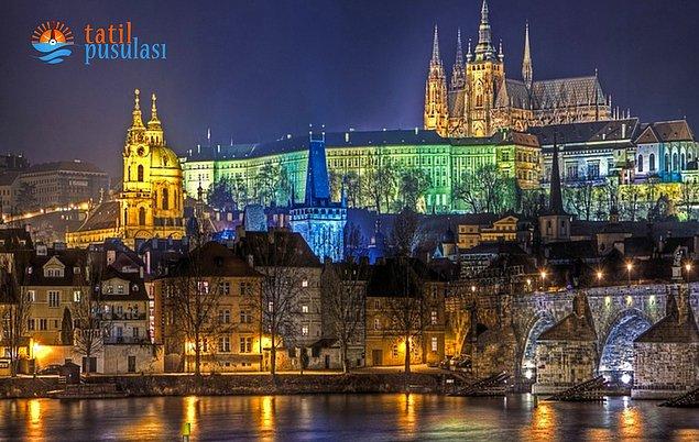 4. Prag’da görülmesi gereken yerler ise şöyle; St. Nicholas Kilisesi, Prag Kalesi, Yahudi Meydanı, Avrupa Sanat Galerisi, Astronomik Saat.