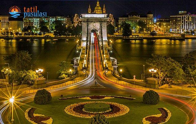 5. Ve Budapeşte’de havasını solumanız gereken yerlerin başında St. Stephen Bazilikası, Elizabeth Köprüsü, Andrassy Bulvarı, Budapeşte Kalesi geliyor.