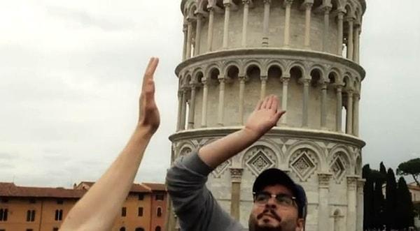 2. Pisa Kulesi'ne dayanıyormuş gibi fotoğraf çekilmek için eline kaldıranlara "çak" yaparken çekilmek