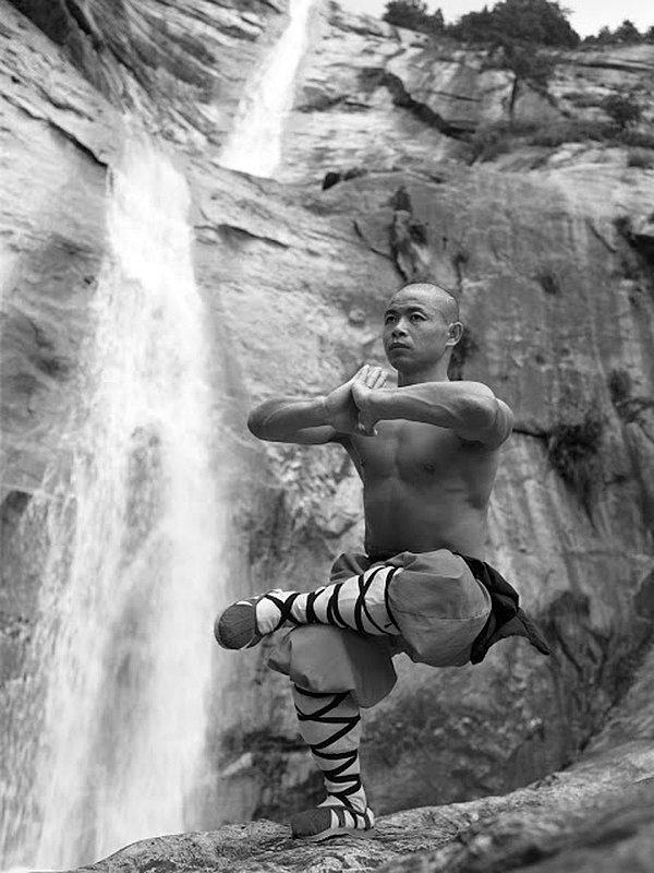 Shaolin keşişleri Shaolin Kung-Fu sanatıyla eğitilmektedirler.