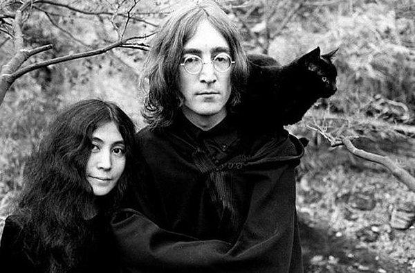 14. John Lennon ve Yoko Ono ile kara kedileri
