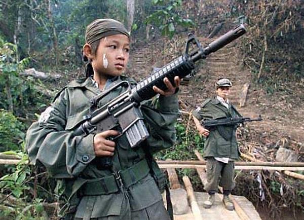 Silahlı çatışmalarda 300 bin çocuk asker savaşıyor.
