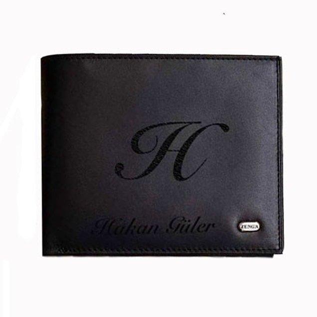 2-) Hangi Mehmet'in cebi kalitesiz bir cüzdanı hak eder ki? Siz siz olun ona hak ettiği yani üzerinde "Mehmet" yazan ve kesinlikle deri olan cüzdanı hediye edin.