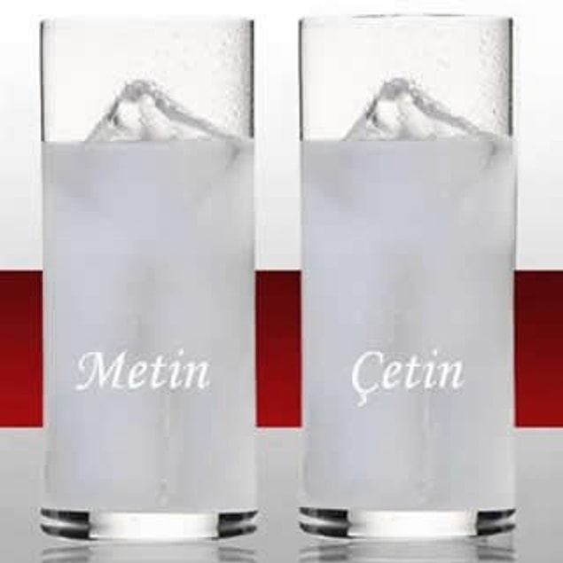 4-) Rakı muhabbetleri bir başka olan Mehmetlere kendilerini özel hissettirmenin bir diğer yolu, onlara üzerinde isim yazılı olan rakı bardaklarından hediye etmek.