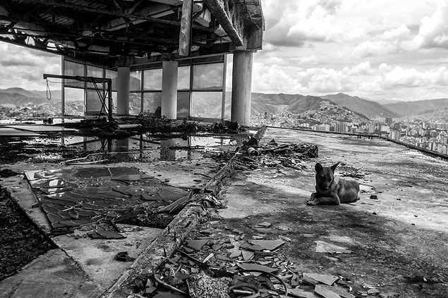 Caracas'daki terkedilmiş gökdelen, Tower of David.. Tam 195 metre yüksekliğinde. İçinde 2000 aile yaşıyor