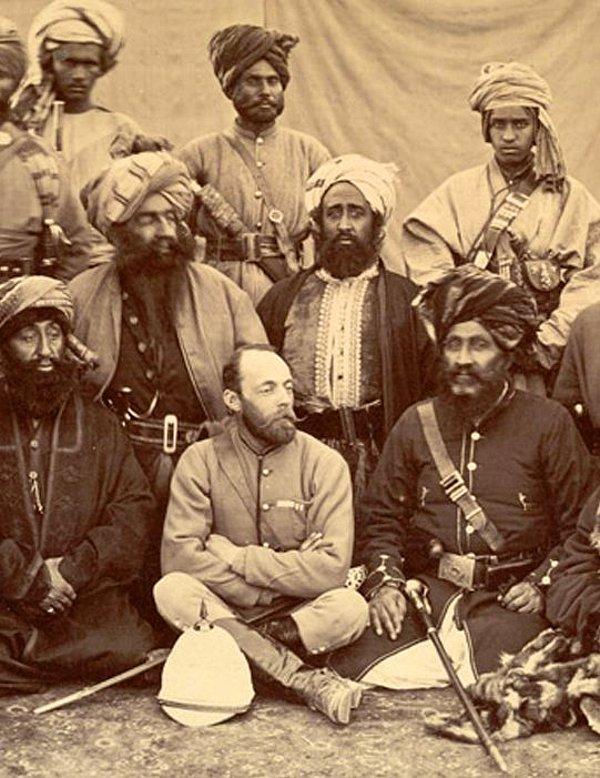 Binbaşı Pierre Louis Napoleon Cavagnari, Afganlarla. Celalabad, Afganistan, 1878.