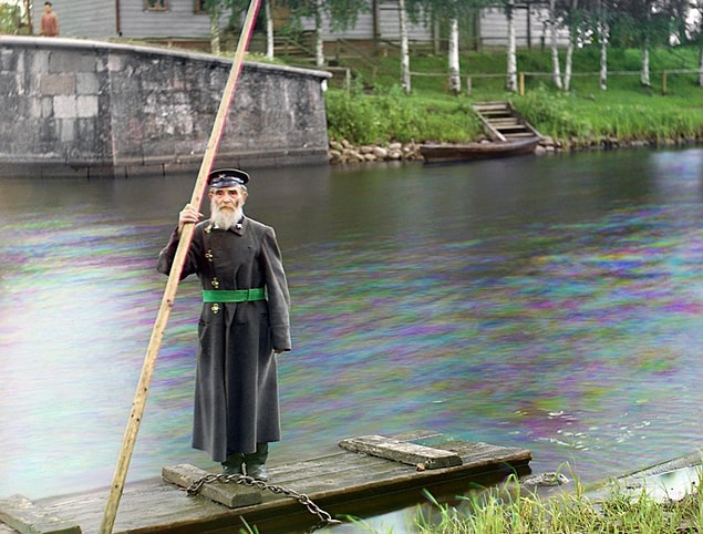 15. Chernigov set amiri bir sal üzerinde poz veriyor.