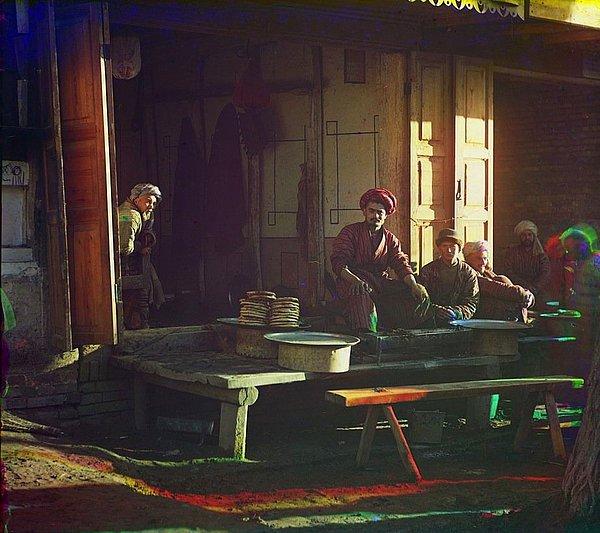 18. Birkaç adam lokantada yemek yiyor. (Semerkand, Özbekistan)