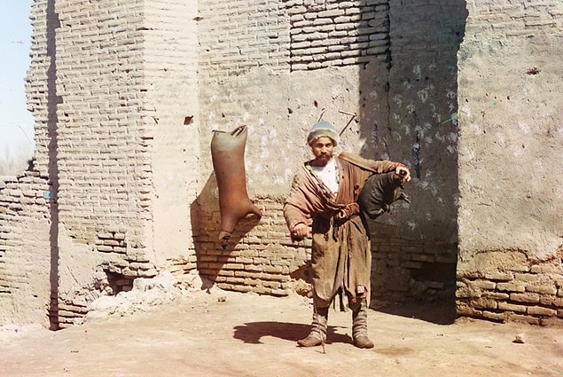 25. Bir su taşıyıcı sokakta Prokudin-Gorskii için poz veriyor.