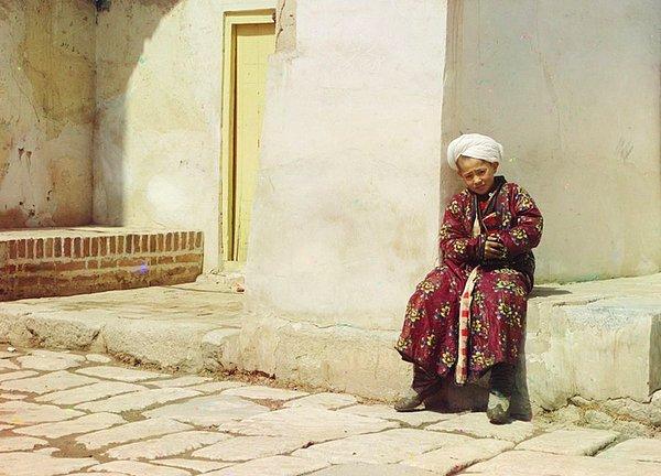 34. Caminin yanında oturan bir çocuk (Özbekistan)