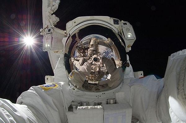 8. Flash olarak güneşi kullanan çalışmasıyla kalplerin birincisi astronot Aki Hoshide