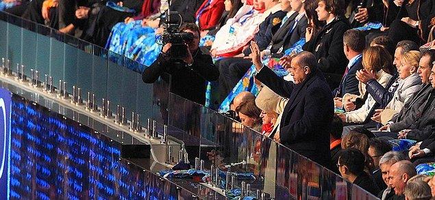 Başbakan Erdoğan Soçi'deki kış olimpiyatlarının açılışında geçit törenine katılan Türk sporcuları ayakta selamladı.